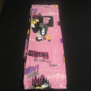 The Twilight Saga Soft Plush Throw, 50in W x 70in L (127 cm x178 cm), Pink